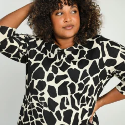 Robe Droite Courte à Motif Graphique -Promos Robe Divine Magasin 00667c456e7ad5dfee7adf61781e59bec7d410bd 8YR132908 69 2 4