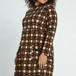 Robe Courte En Crêpe à Motif Graphique -Promos Robe Divine Magasin 20431285284e436bc40bb8b4f59c017c49157c18 8YR142910 113 2 5