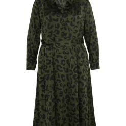 Robe Mi-longue à Motif Peau De Bête Et Boutons Décoratifs -Promos Robe Divine Magasin 2eede47da12e1343f8a012a599715f47a396c933 8VR132702 37 1 1