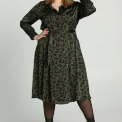 Robe Mi-longue à Motif Peau De Bête Et Boutons Décoratifs -Promos Robe Divine Magasin 33005c746f36093ddf6094b5cf10b9230a47844d 8VR132702 37 2 6