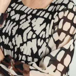 Robe Courte Plissée à Imprimé Graphique -Promos Robe Divine Magasin 3c136d73a0bb23773d81ba7f2242413328ab1478 86R322802 69 2 4