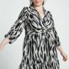 Robe Courte à Motifs Géométriques Avec Smock à La Taille Et Volants -Promos Robe Divine Magasin 71fe2d1b0e770fba37a9da2a5666e32de060df0f 9YR142801 69 2 1