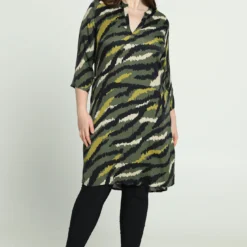 Robe Courte En Satin à Imprimé Camouflage -Promos Robe Divine Magasin 79979589fc830de6195a58f22dd481767548785b 9VR322801 37 2 5