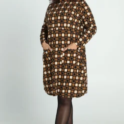 Robe Courte En Crêpe à Motif Graphique -Promos Robe Divine Magasin 7b99d77b1e79665a2610cc8a7ffc70305ea48d54 8YR142910 113 2 7