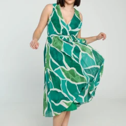 Robe Cache-coeur Plissée Imprimé Graphique 20 Robe Cache-coeur Plissée Imprimé Graphique -Promos Robe Divine Magasin c18d4e1dc5c6deae294e2137ee983657e3b71339 96R332710 39 2 8