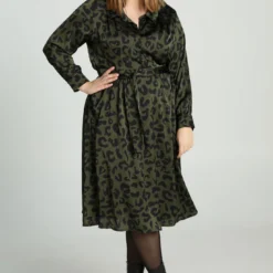 Robe Mi-longue à Motif Peau De Bête Et Boutons Décoratifs -Promos Robe Divine Magasin c623d270ac619d8738f50a39bd0ab0b6b5773f9d 8VR132702 37 2 7