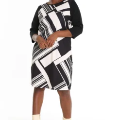 Robe Fourreau Courte à Imprimé Graphique -Promos Robe Divine Magasin d29d50a24401aced1ac62f7725c3603b69cc41d4 8VM122701 147 2 5