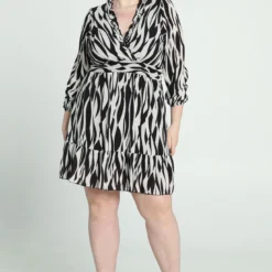 Robe Courte à Motifs Géométriques Avec Smock à La Taille Et Volants -Promos Robe Divine Magasin e83997f2c3fbb9264dd27d9d6e2f3b48993de739 9YR142801 69 2 7