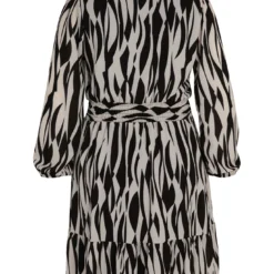 Robe Courte à Motifs Géométriques Avec Smock à La Taille Et Volants -Promos Robe Divine Magasin e87f97cc163fb543c7a0239ada6c77e310ff1090 9YR142801 69 1 2