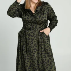 Robe Mi-longue à Motif Peau De Bête Et Boutons Décoratifs