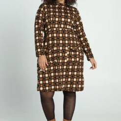 Robe Courte En Crêpe à Motif Graphique -Promos Robe Divine Magasin e9ed4a4fab6d14194173d1d4237273afdac11e9c 8YR142910 113 2 8