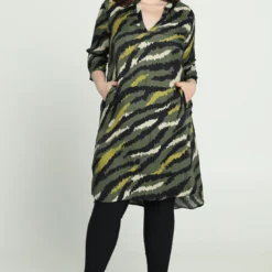 Robe Courte En Satin à Imprimé Camouflage -Promos Robe Divine Magasin f4331a1d2c1b6b46115b995156ae22d378537007 9VR322801 37 2 7