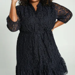 Robe Courte Et Unie Avec Dentelle