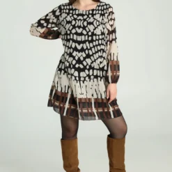 Robe Courte Plissée à Imprimé Graphique -Promos Robe Divine Magasin fd4beac2c9e1c2e1cc837ceee07f65b90d0ea621 86R322802 69 2 7